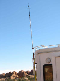 Cell antenna on pole.jpg (68139 bytes)